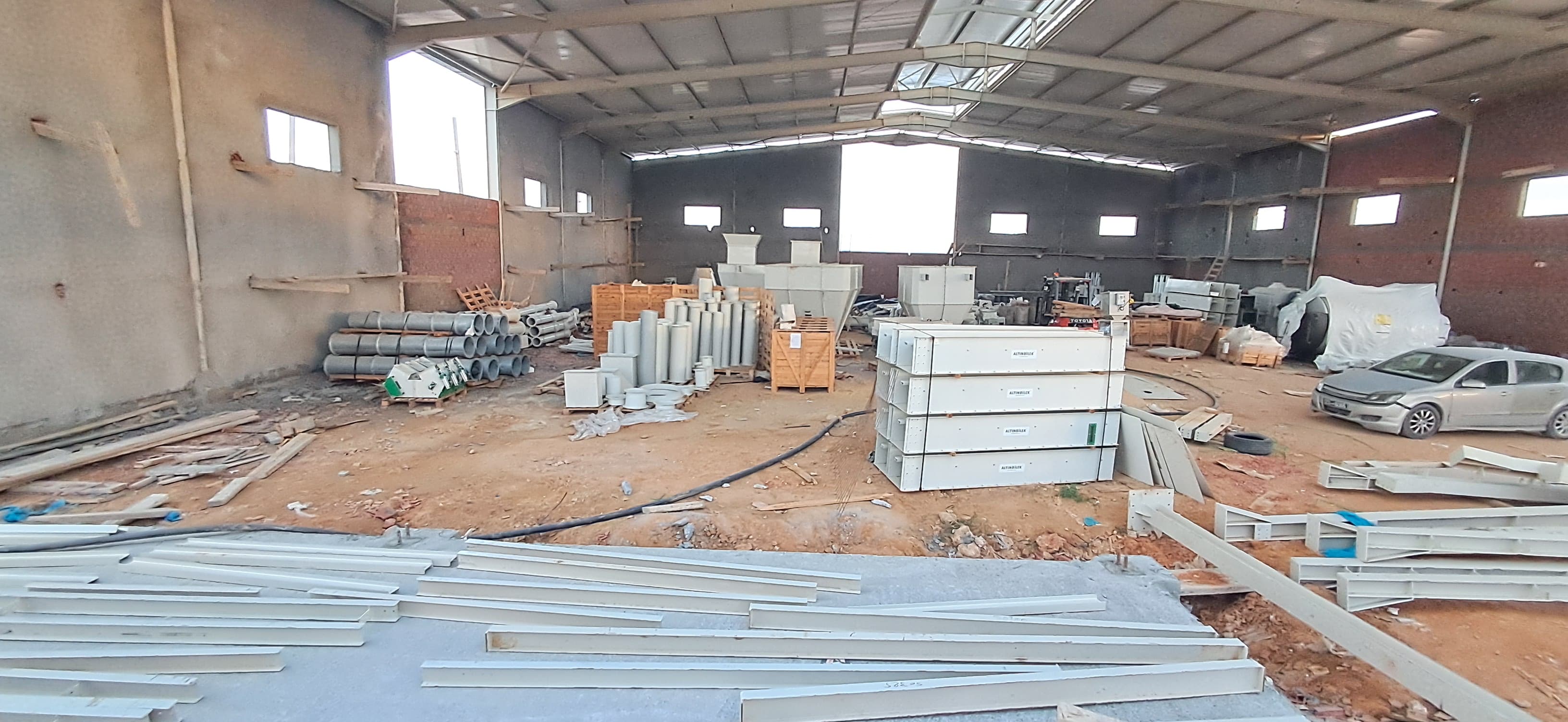 Installation existante présentant des signes avancés de corrosion et des défaillances structurelles.