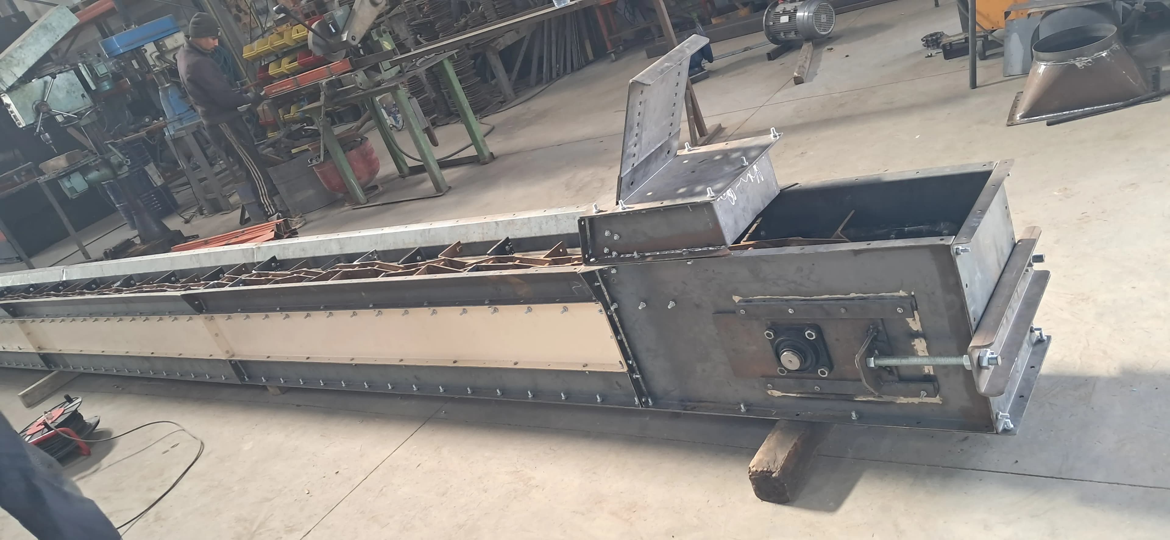 Chain conveyors